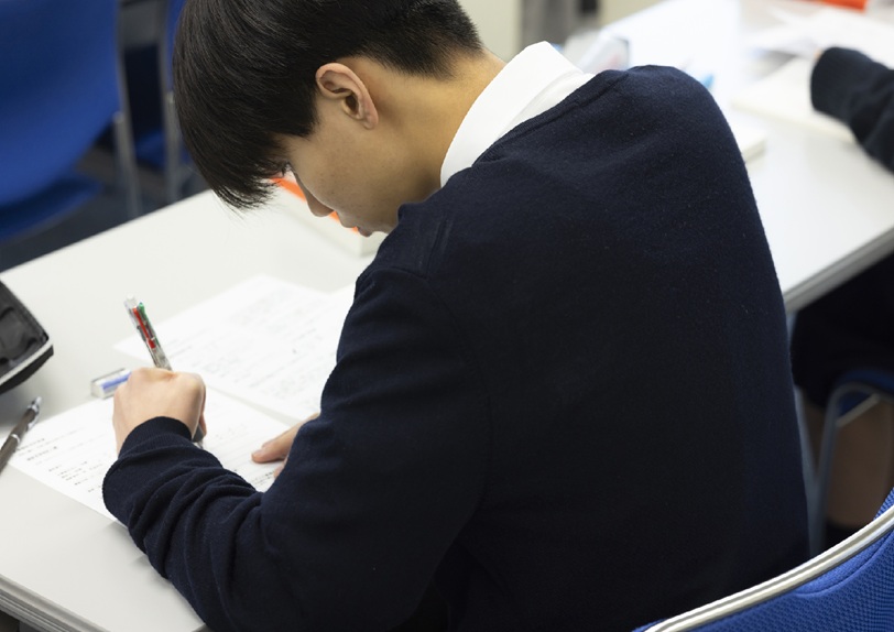 中学生勉強後ろ姿