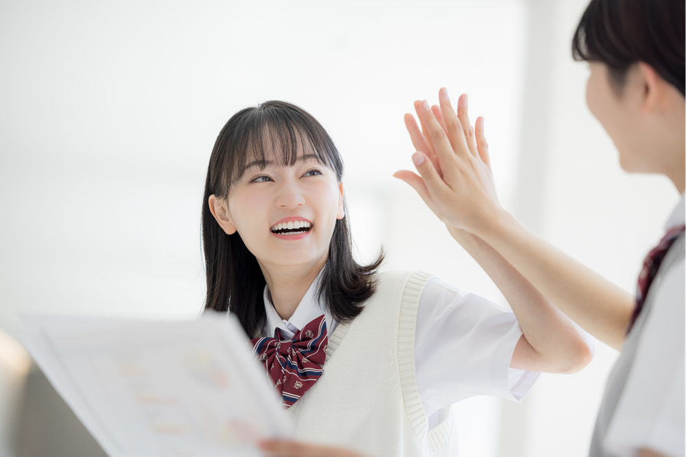 女子ハイタッチ